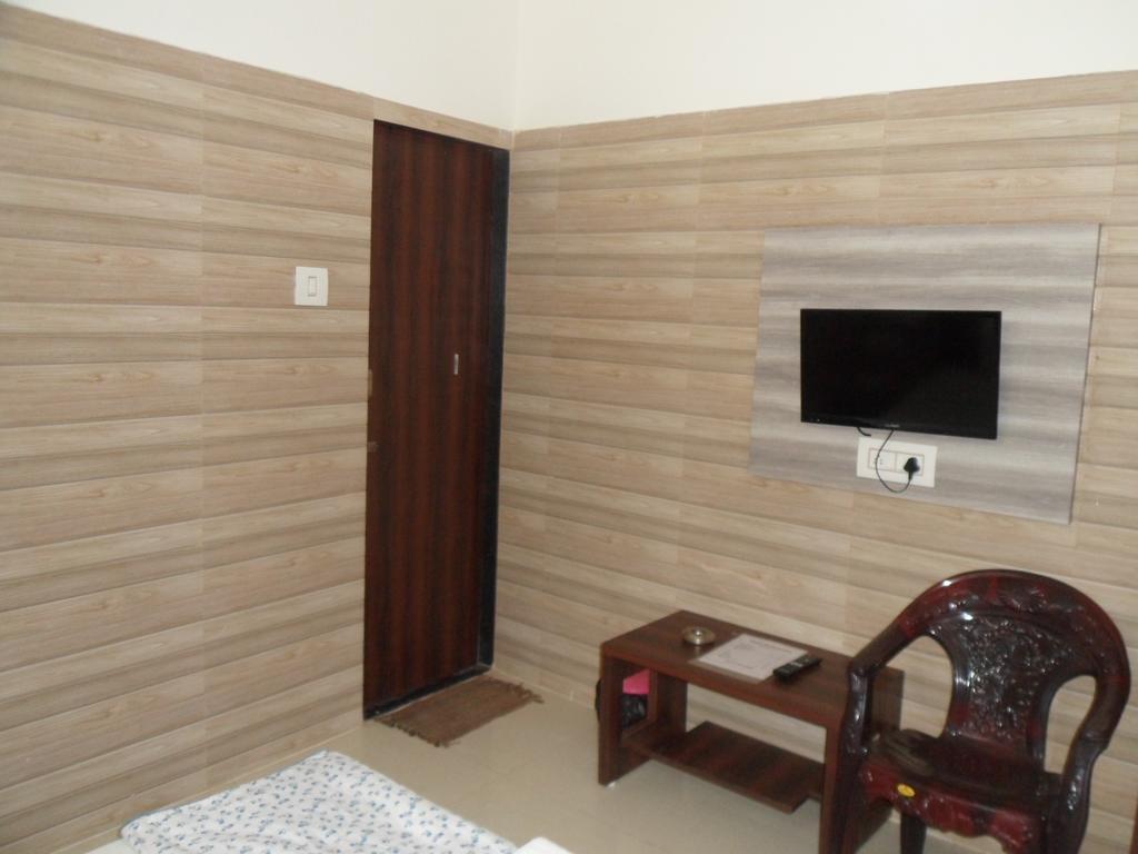Hotel Madhusudan Dwarka  Room photo