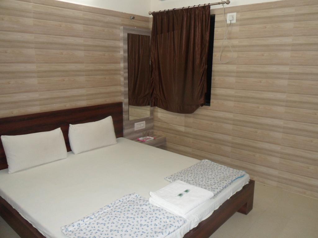 Hotel Madhusudan Dwarka  Room photo